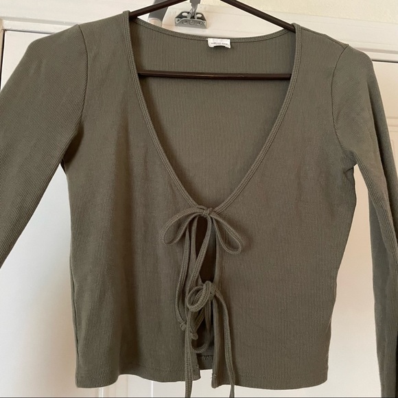 Aritzia cropped top - Picture 1 of 2
